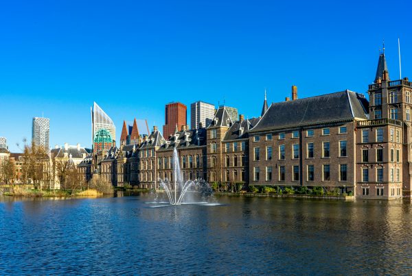 De Vries Robbé Makelaars - Jaaroverzicht huizenmarkt Den Haag 2025 & Visie 2026